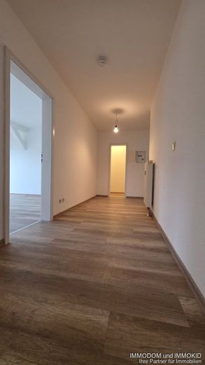 3-Zimmer-Dachgeschoss-Wohnung mit EINBAUKÜCHE in Zwickaus Nordvorstadt an KAPITALANLEGER zu verkaufen! – Flur - Blick zum Abstellraum