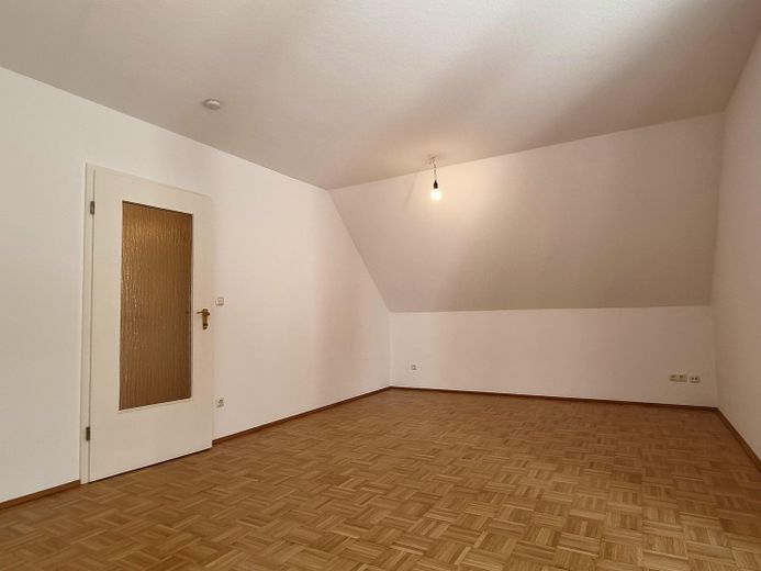 شقة من 3.5 غرف مع شرفة كبيرة في موقع هادئ في هنتروب – Gästezimmer