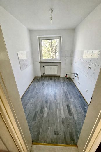 Helle 3-Zimmer-Wohnung mit Blick ins Grüne, überdachtem Balkon, Aufzug und TG in Nürnberg-Langwasser – Küche