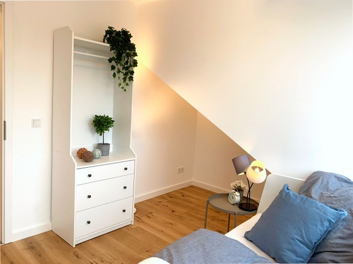 Wohnen auf Zeit: 1,5-Zimmer-Wohnung mit Südwest-Balkon in Hamburg-Marienthal – Schlafzimmer