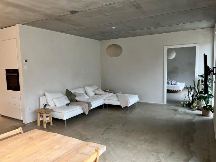 4-Zimmer-Wohnung mit großem Garten, Terrasse & Garage – Wohnzimmer