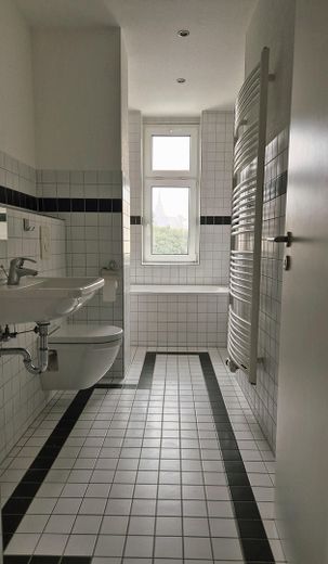 Leerstehend & provisionsfrei: Gepflegte 62m² Eigentumswohnung in Bautzen – Badezimmer
