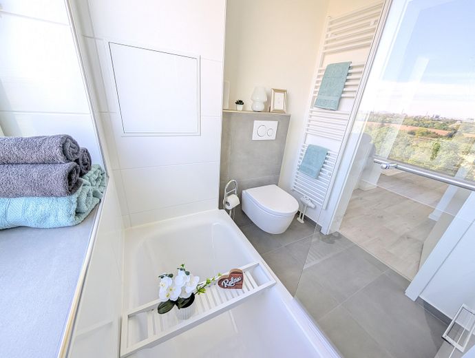 NO COMMISSION | Move in immediately | PANORAMIC VIEW | First occupancy after complete renovation | barrier-free – Bad