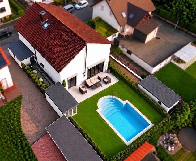 127 m² PRIVATES WOHNEN MIT EIGENEM POOL & GARTEN – 2 GARAGEN + 1.920 € KALTMIETEINNAHMEN – Drohnenansicht