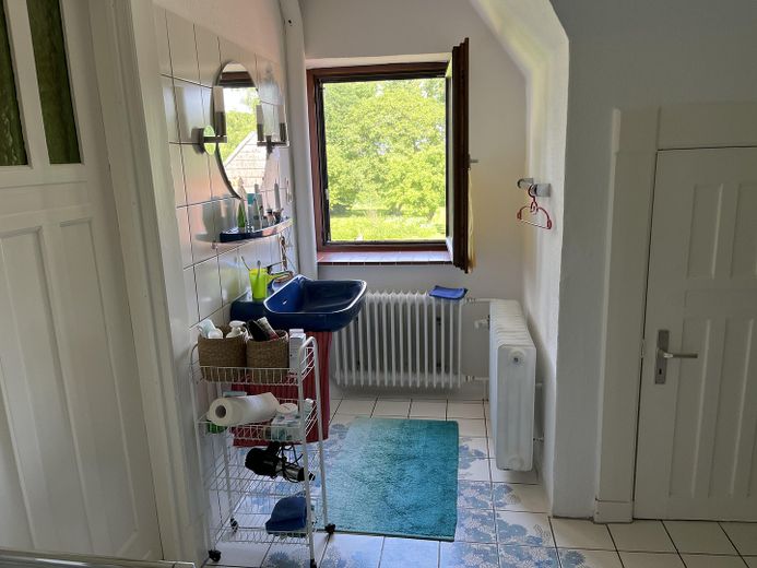 Bad, 2 Becken, Dusche 1. OG
