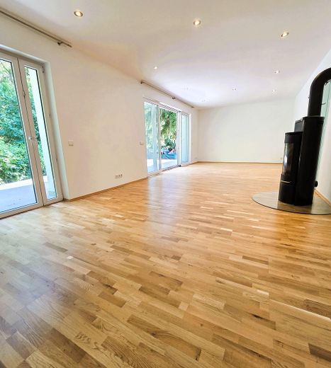 Mehrgenerationenhaus 371 m², Waldidyll am Flughafensee + Aufstockungspotenzial um 155 m² – Wohnzimmer mit Terrasse