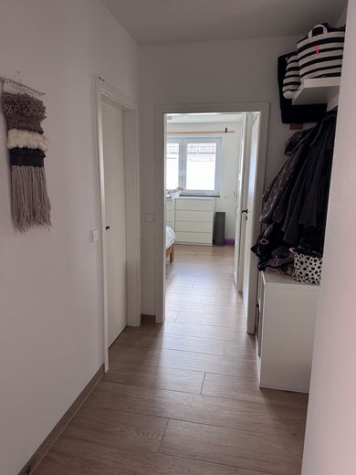 Vertragsfreie 4-Zimmer-Neubauwohnung mit TG-Stellplatz und großem Balkon in ruhiger Lage – Flur
