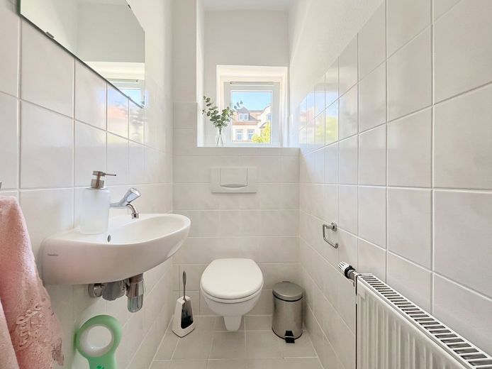 IN RUHIGER LAGE DENKENDORFS - helle hochparterre Wohnung mit Tageslichtbad, SüdbaIkon und Stellplatz – WC