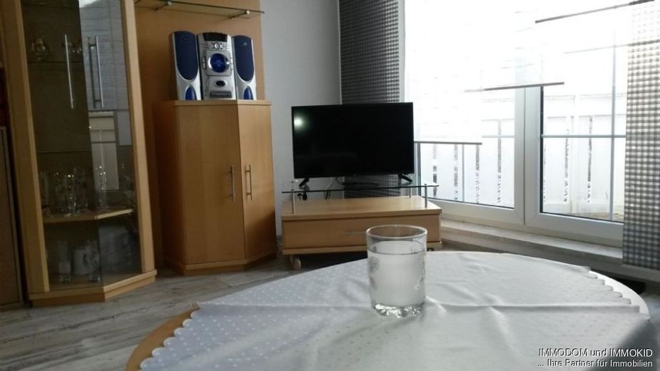2-Zimmer-Wohnung mit BALKON - vollmöbliert -Nähe VW-Standort – Wohnzimmer