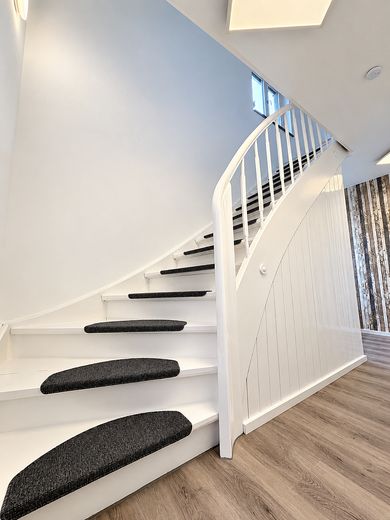 Freistehendes EFH in Toplage von Erbach – frisch renoviert, sonnig & ruhig – Treppe