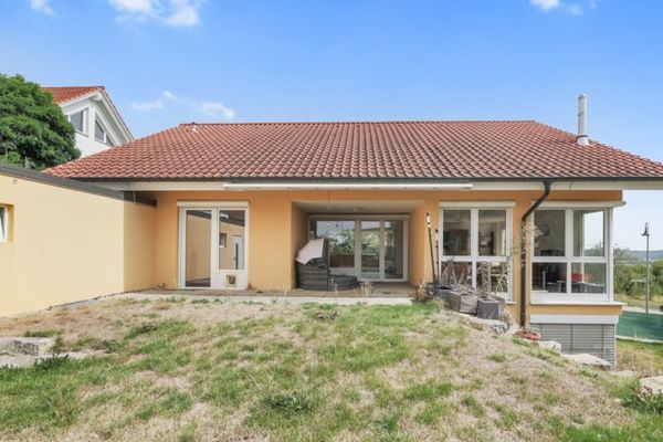 ¡Vivir y trabajar en una zona verde en las afueras de la localidad!