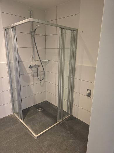 Erstbezug: Moderne Obergeschosswohnung mit Balkon sowie energieeffizientem Wohnkomfort – Duschbad
