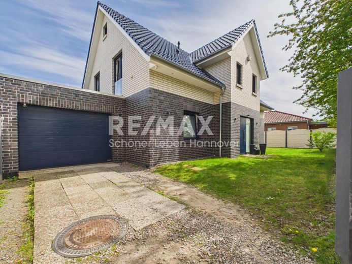 Modernes Einfamilienhaus in Barsinghausen – Garage außen