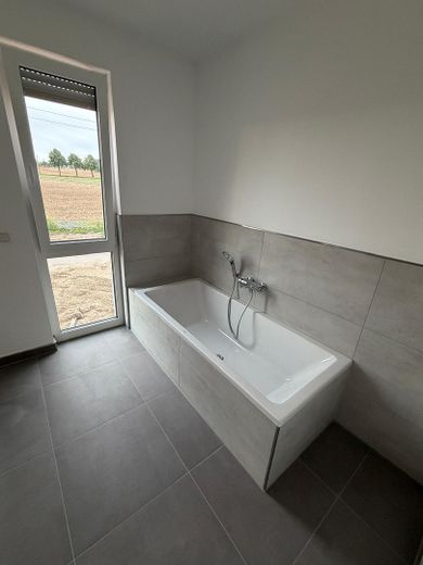 2026’da ilk kez oturuma hazır: Magdeburg’un güneyinde ikiz evin yarısı – bahçe, şömine, ısı pompası, 150 m², A+ – Badewanne