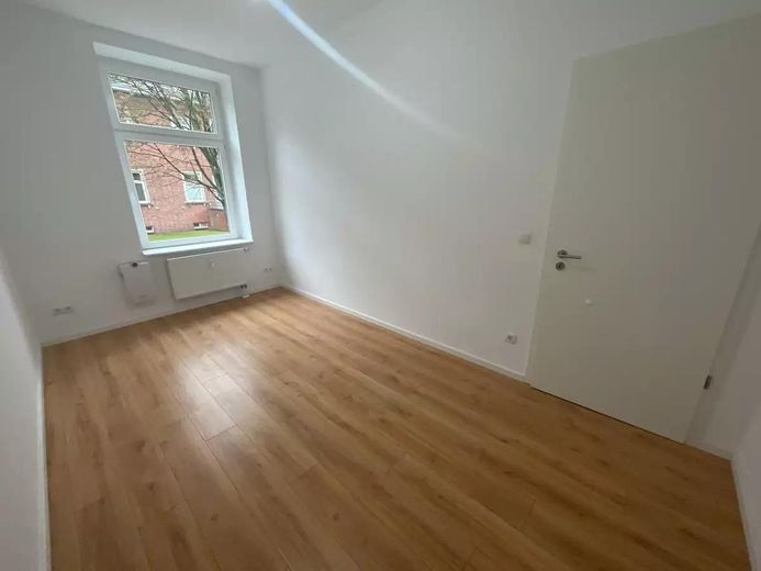 Hochparterre-Wohung mit großzügiger Wohnküche und Balkon – Foto 1