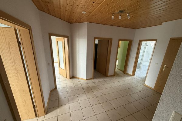Jasne i przestronne 4-pokojowe mieszkanie dwupoziomowe na poddaszu w Freimersheim