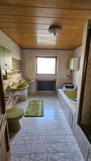 Ampia casa unifamiliare con 11 locali a Zuzenhausen (adatta a una o più comunità abitative!) – OG Bad