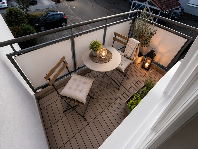 Słoneczne mieszkanie 2-pokojowe przed Freiburgiem | balkon od strony południowo-zachodniej | łazienka z oknem | dostępne od zaraz – Südwest-Balkon Visualisierung