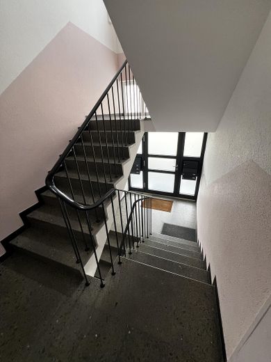 Mehrfamilienhaus in begehrter Lage mit Wertsteigerung durch Ausbaupotenzial – Treppenhaus