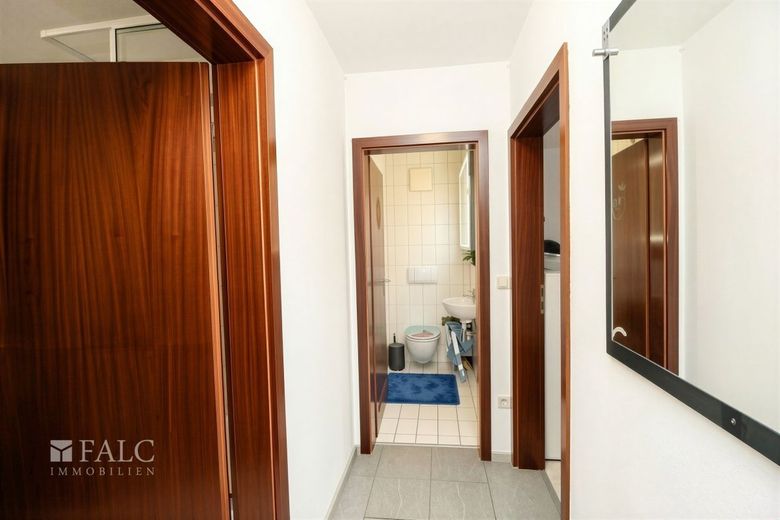 3,5 Zimmer Erdgeschosswohnung mit 2 TG-Stellplätzen in ruhiger Lage – Flur
