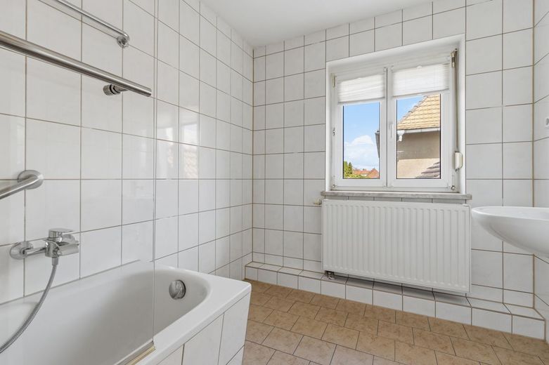 "Schollehaus" gesucht?
Reihenendhaus mit kleinem Garten und Garage – Bad