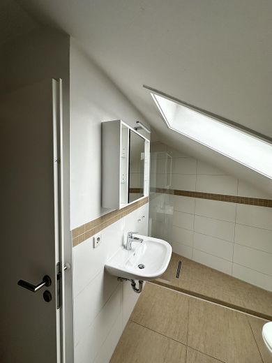 Bright 2-room attic apartment with fitted kitchen in a central location – Badezimmer