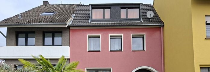 Vorderaufnahme Haus mit Parkplatz