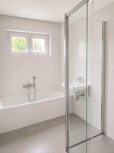 Abitare spaziosamente. Affacciarsi sul verde! 3,5 locali 102 m² Fellbach-Schmiden incluso posto auto in garage sotterraneo – Bad Bildbeispiel