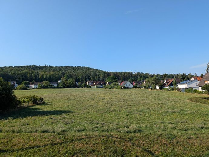 Casa bifamiliare centrale, ampio giardino consolidato, garage doppio, impianto fotovoltaico, senza provvigione – Aussicht