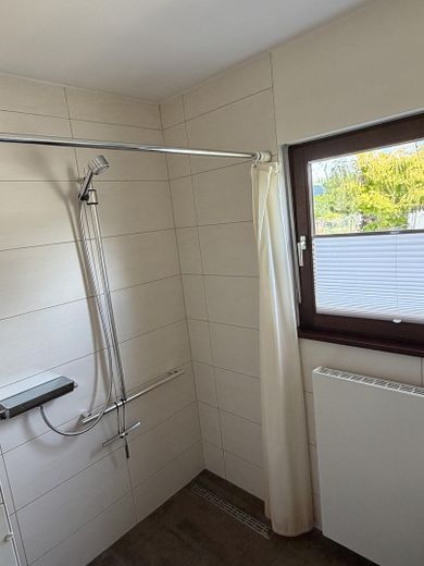 Provisionsfrei in die Zukunft! EFH mit Wärmepumpe und PV nahe Wald und Wasser – ebenerdige Dusche