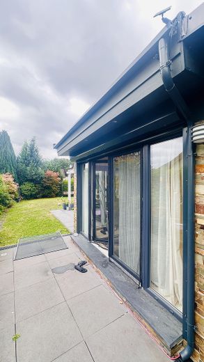 Casa unifamiliare modernizzata con 187 m² di superficie abitabile, 6 locali, garage e giardino, senza intermediario – Eingang Terrasse / Küche