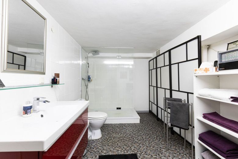 Modernisiertes Familienparadies: Sehr gepflegtes ERH mit Kamin, Sauna &amp; Garage – Bad Keller