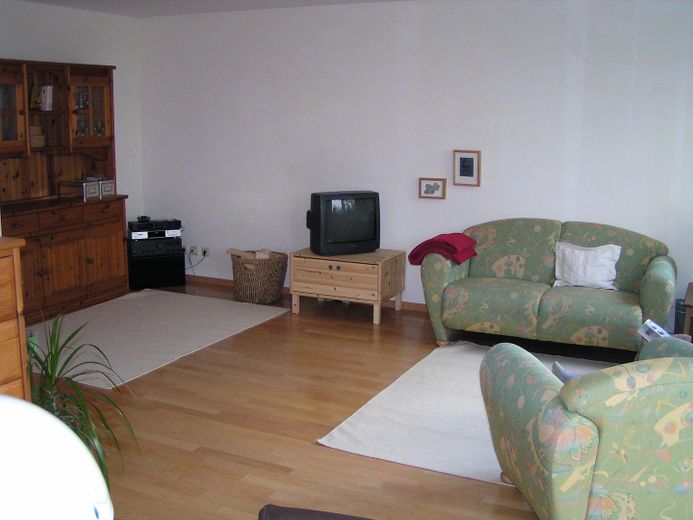 Exclusivo dúplex con carácter de casa adosada, 3 1/2 habitaciones - 2 plazas de aparcamiento subterráneo (opcionales) – Wohnzimmer