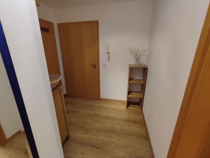Provisionsfrei: Lichtdurchflutete DG-Wohnung mit 16 m² Dachterrasse, Aufzug & TG-Stellplatz – Diele