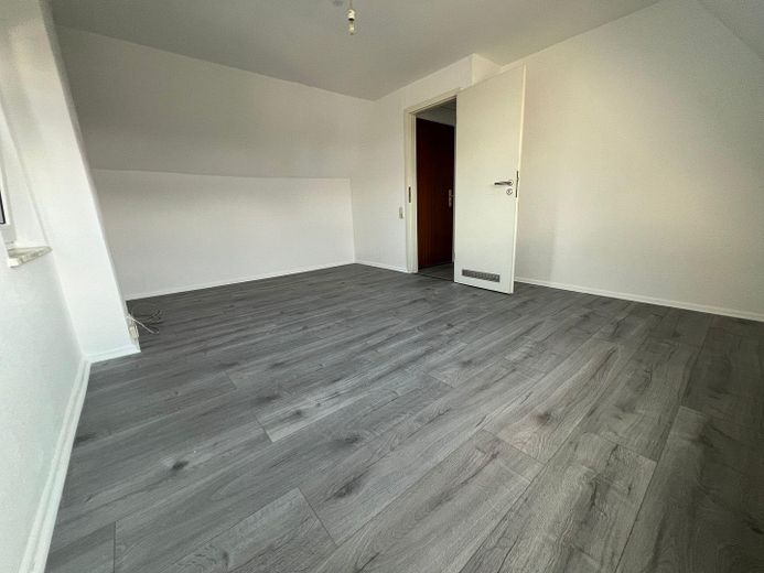 Frisch modernisierte 2,5-Zimmer-Dachgeschosswohnung in Dortmund-Brackel – sofort bezugsfrei – Zimmer 1