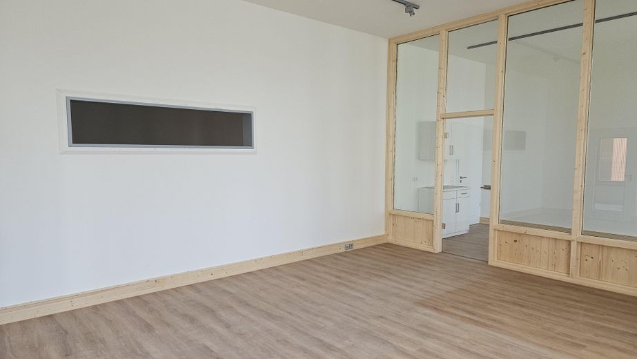 Halle commerciale neuve avec surface de bureaux dans un emplacement central idéal – Büroansicht 1