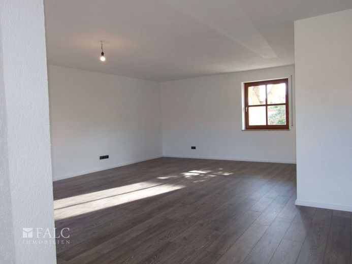 Einfach Mehr: Großzügige 4-Zimmer-Wohnung über 2 Ebenen | 217 m² Wfl | Einliegerwohnung - Tegernheim – EG: Wohnen-Essen