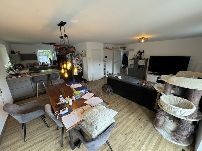 Modernes Einfamilienhaus mit hochwertiger Ausstattung und Smart-Home-System in Groß Wesenberg – Wohnzimmer