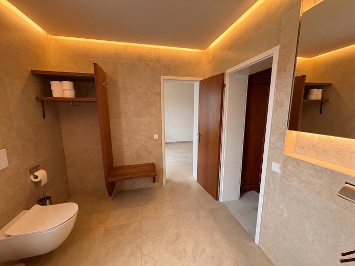 Rezerve edildi: Sakin konumda, mevcut seçkin villası bulunan güneşli premium mülk – Bad 1 EG