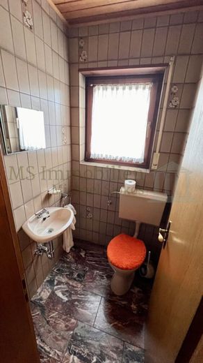 *** Doppelhaushälfte mit Potenzial in Lampertheim *** – EG Gäste-WC 1