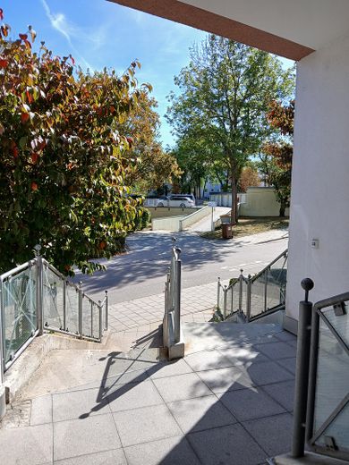 Affascinante bilocale con balcone e posto auto in autorimessa interrata — Regensburg-Galgenberg – Eingangsbereich von oben
