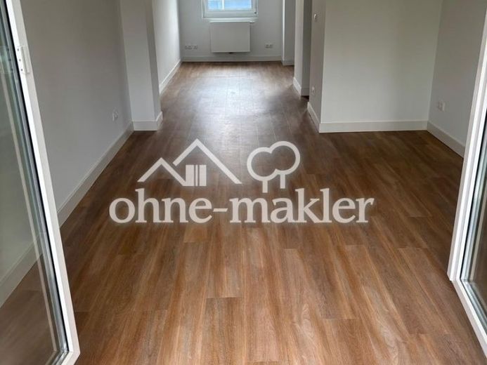 Helle, modernisierte 2-Zimmer-Wohnung mit Balkon und Einbauküche – Photo 2