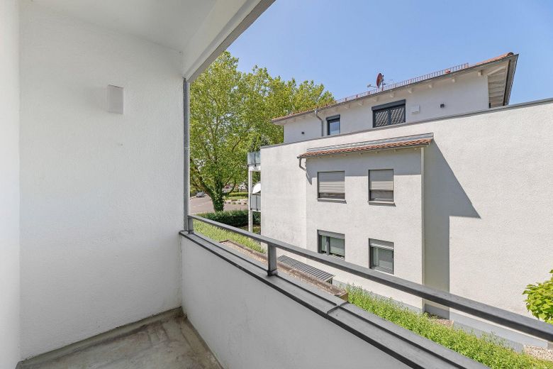 PROVİZYONSUZ: otopark yeri ve 2 balkonlu, tamamen yenilenmiş 3 odalı daire, mükemmel konumda! – Balkon Kinderzimmer