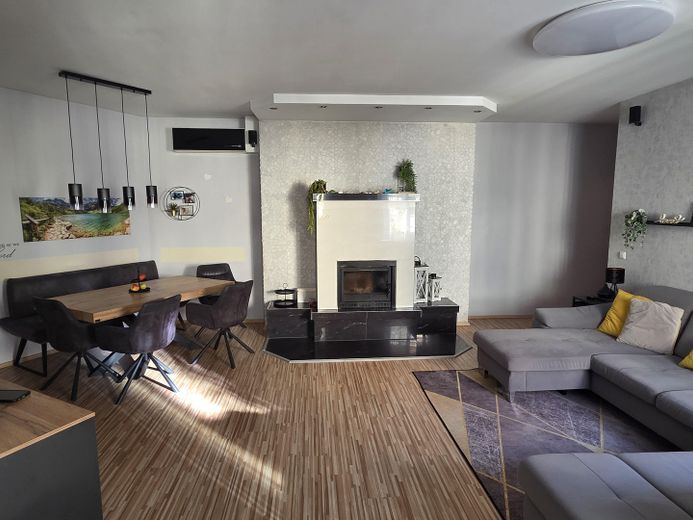 Appartement de 5 pièces entièrement rénové – Photo 2