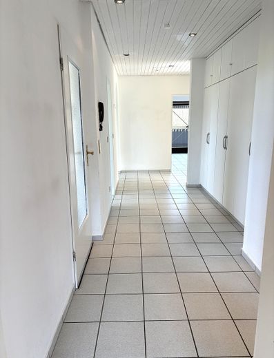 Exklusives Wohnen mit Garten, Neubezug n.Renovierung mit 2 großzügigen Balkonen – Heller Flur zu den Zimmern