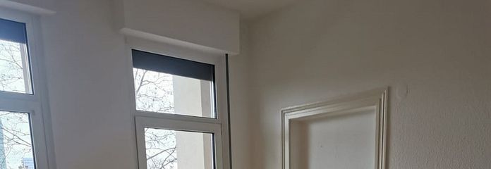 OF HBF-3 ZKB Altbau – Wohnzimmer mit Balkon