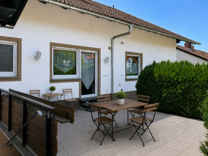 Hochwertiges Zweifamilienhaus, gehobene Ausstattung, Ausbaupotential, traumhafter Ausblick – Terrasse zum Garten
