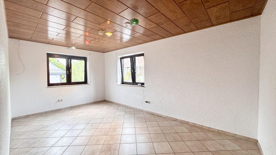 Bright 3-room ground-floor apartment with balcony and large private-use garden – Kinderzimmer