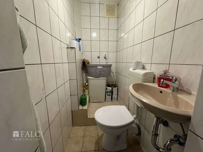Attraktive Kapitalanlage mit 12 Wohneinheiten in gefragter Lage – Gäste WC EG