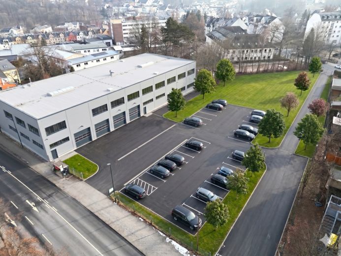 Ideale come officina/magazzino per fornitori di servizi e commercianti in una posizione molto frequentata di Auerbach/V. – Foto 1